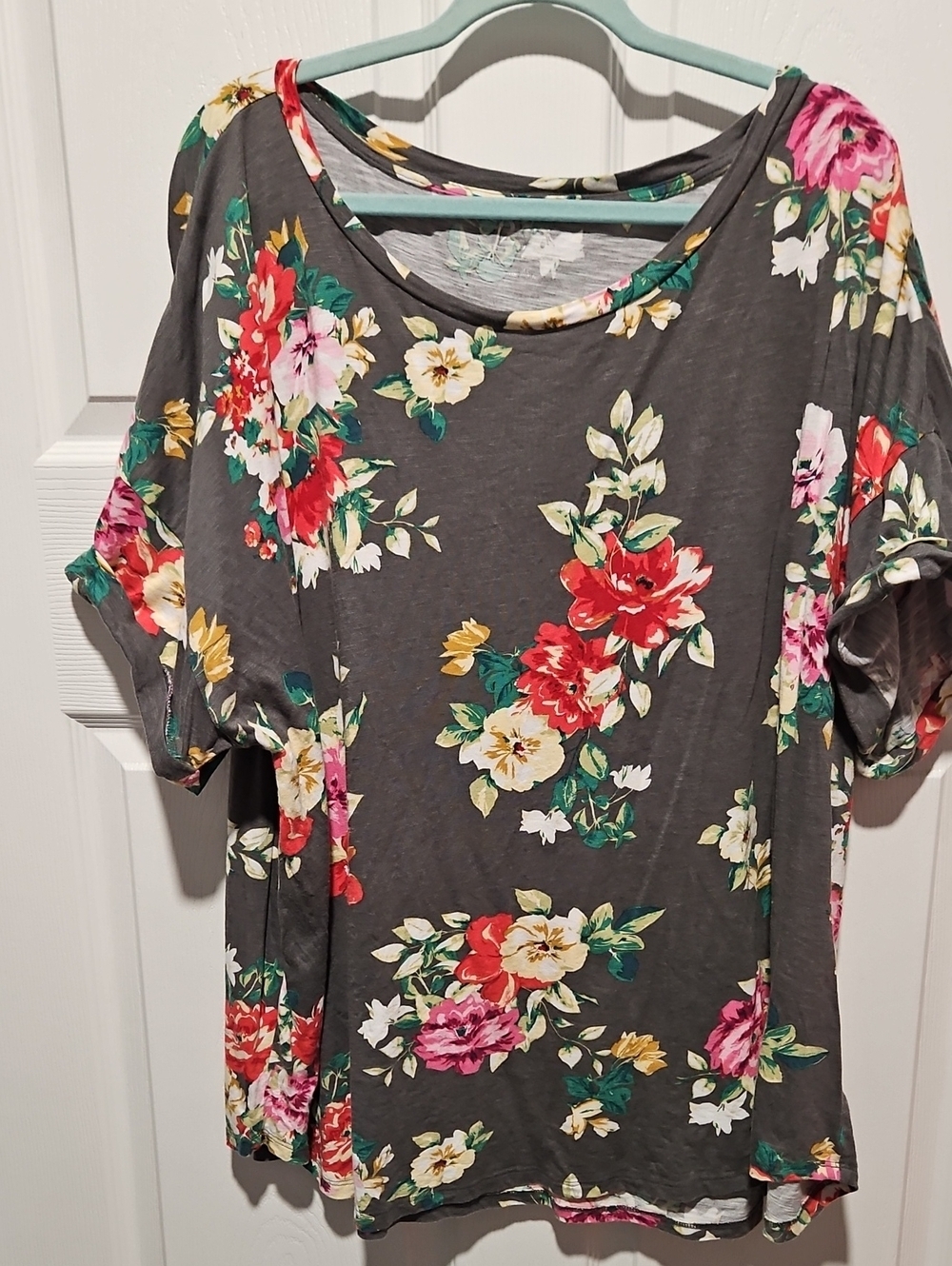 Maurices Gray Floral Scoop Neck Short Sleeve Top with Multicolor Blooms